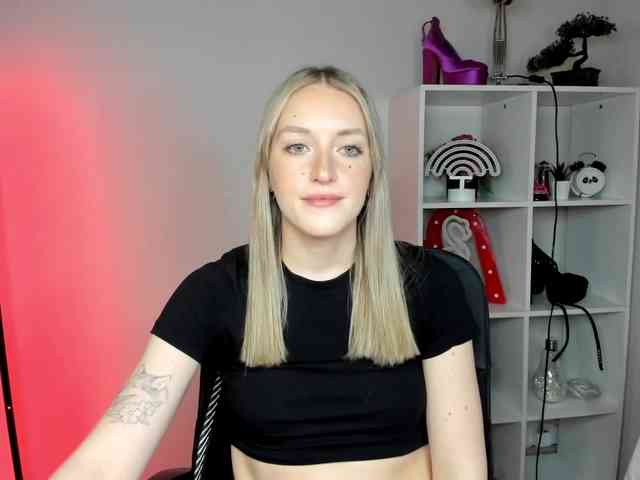 EvelynBlond26 webcam
