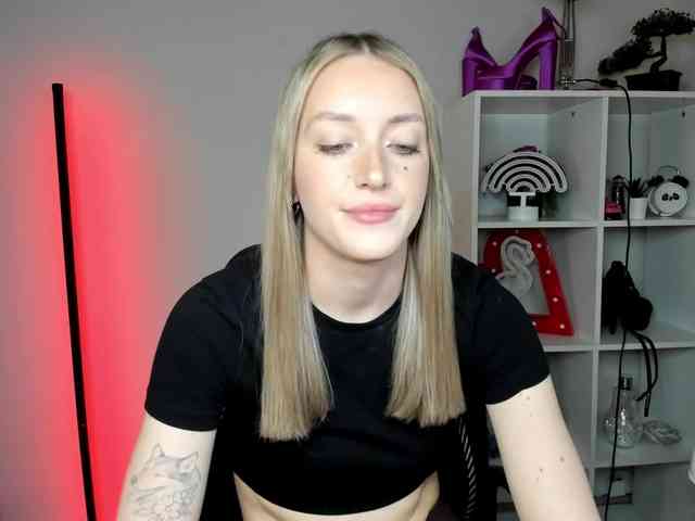 EvelynBlond26 webcam