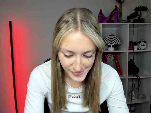EvelynBlond26 webcam