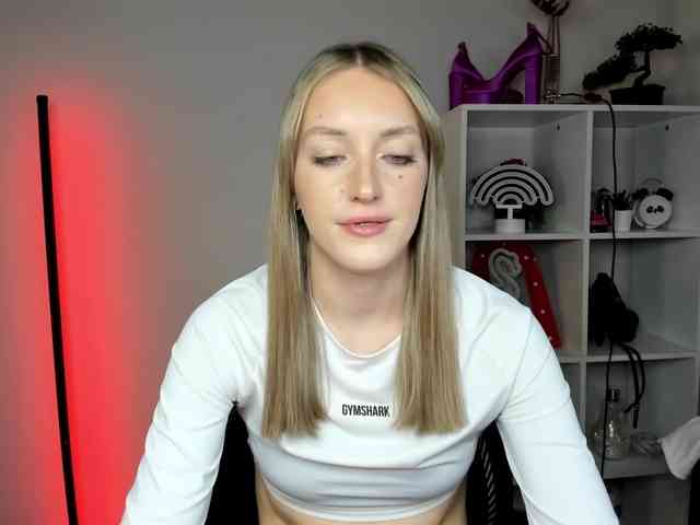 EvelynBlond26 webcam
