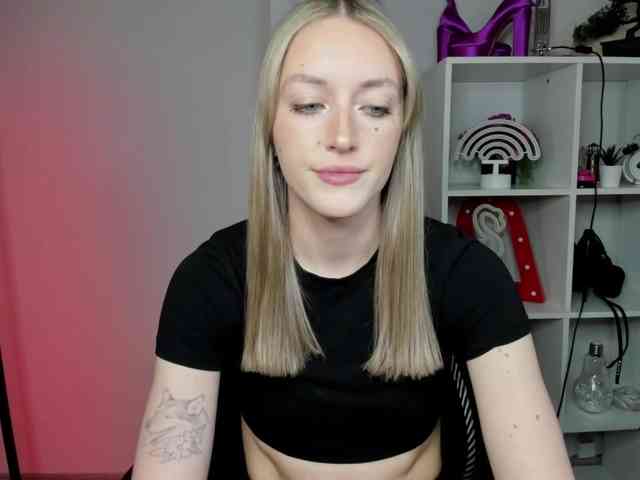 EvelynBlond26 webcam
