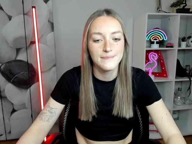 EvelynBlond26 webcam