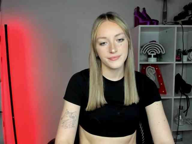 EvelynBlond26 webcam