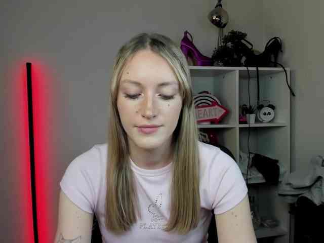 EvelynBlond26 webcam