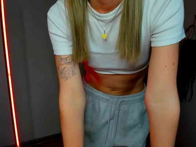 EvelynBlond26 webcam