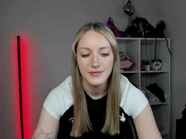 EvelynBlond Live Webcam on BongaCams