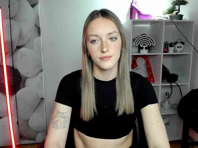 EvelynBlond26 webcam