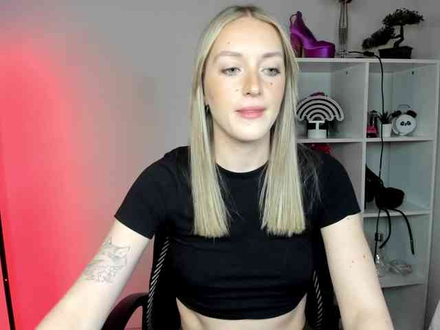 EvelynBlond26 webcam
