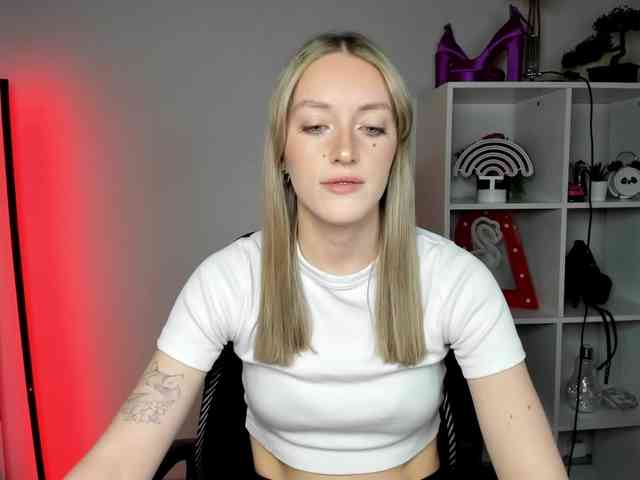 EvelynBlond26 webcam