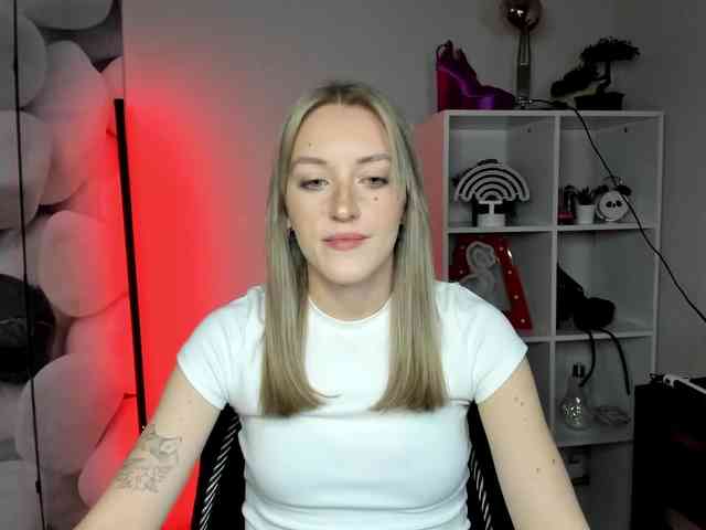 EvelynBlond26 webcam