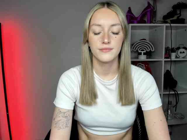 EvelynBlond26 webcam