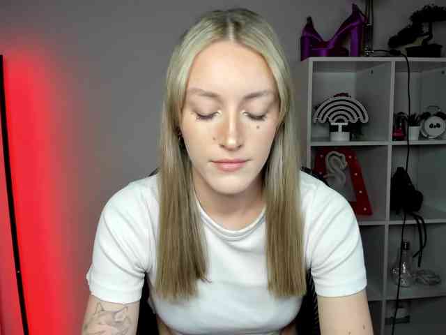 EvelynBlond26 webcam