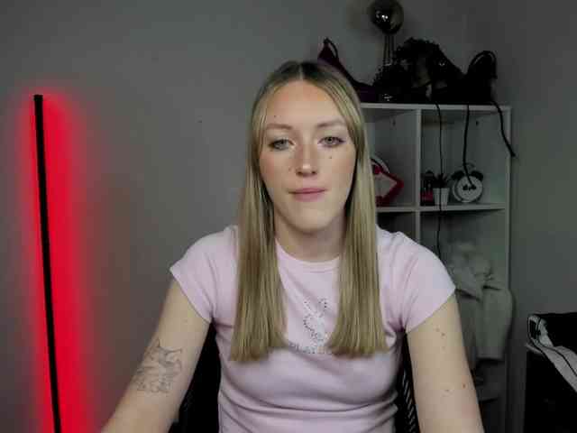 EvelynBlond26 webcam