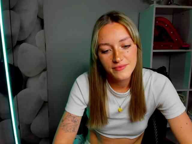 EvelynBlond26 webcam