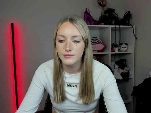 EvelynBlond26 webcam