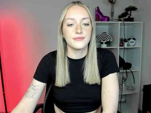 EvelynBlond26 webcam