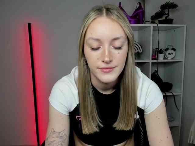 EvelynBlond26 webcam