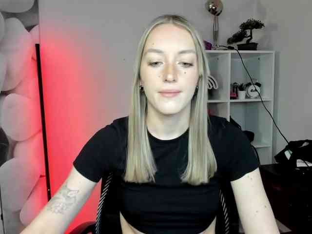 EvelynBlond26 webcam