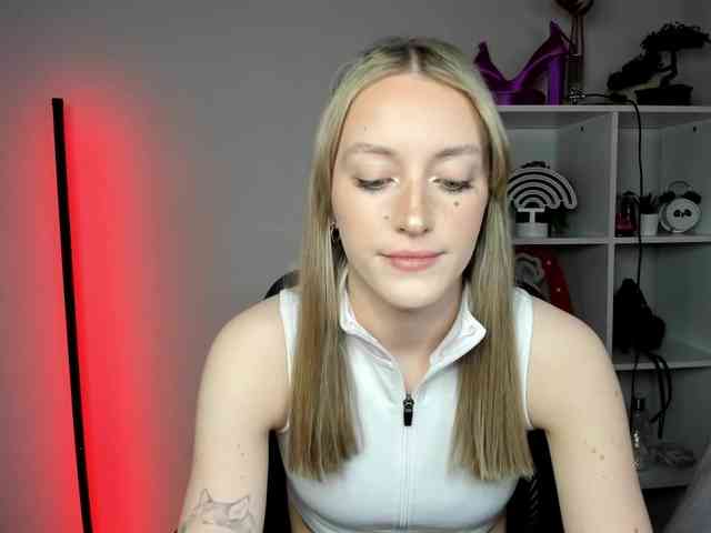 EvelynBlond26 webcam