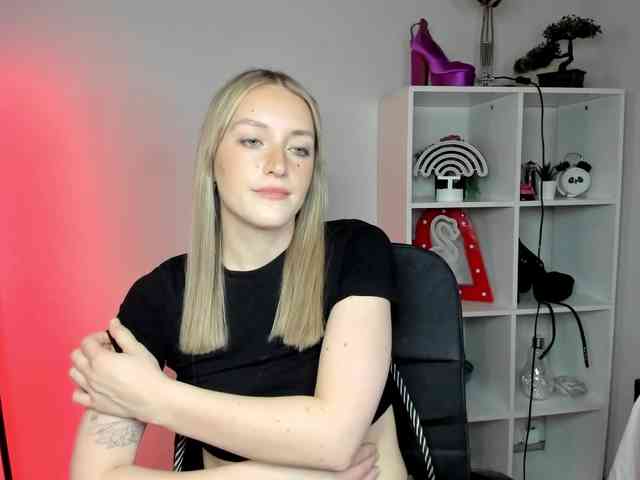 EvelynBlond26 webcam