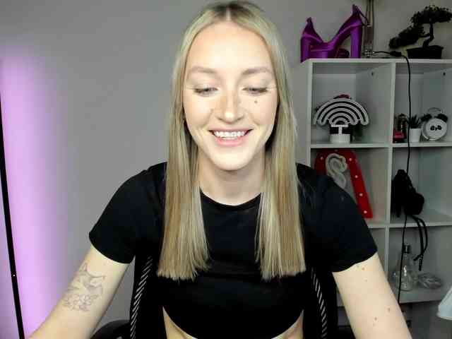 EvelynBlond Live Webcam on BongaCams