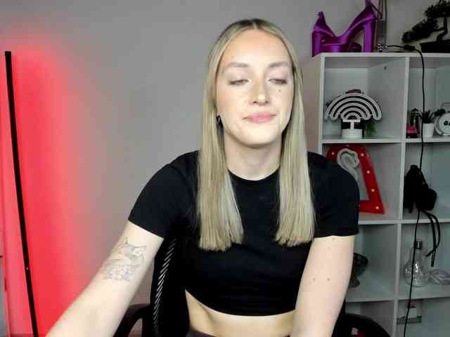 EvelynBlond26 webcam