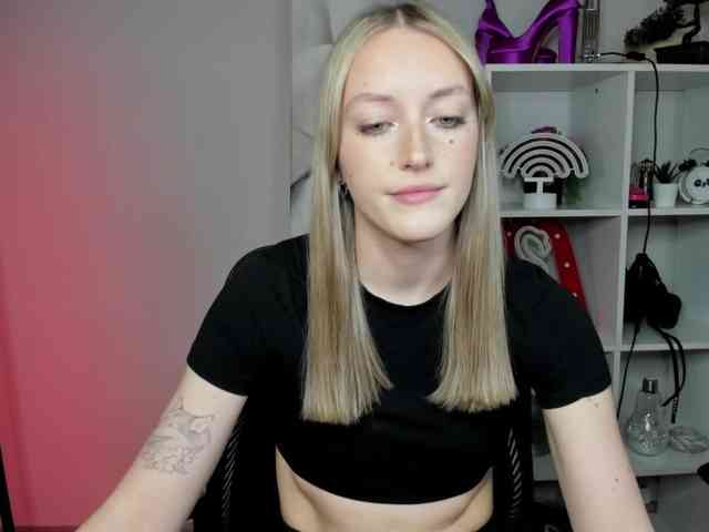 EvelynBlond26 webcam