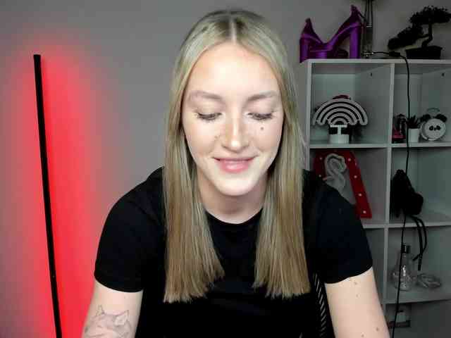 EvelynBlond26 webcam