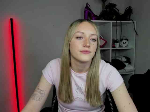 EvelynBlond26 webcam