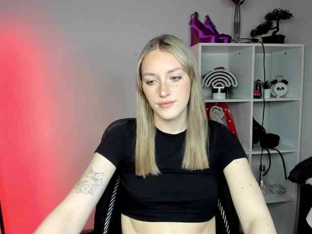 EvelynBlond26 webcam