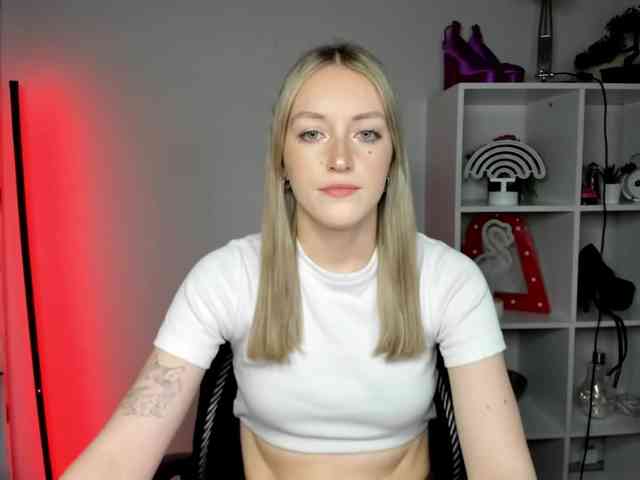 EvelynBlond26 webcam