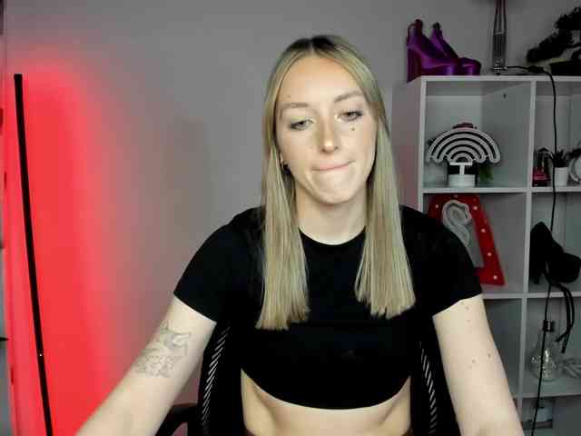 EvelynBlond26 webcam