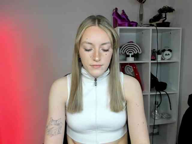 EvelynBlond26 webcam