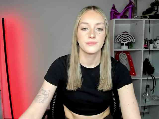 EvelynBlond26 webcam