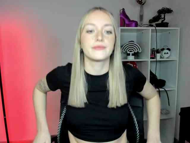 EvelynBlond26 webcam