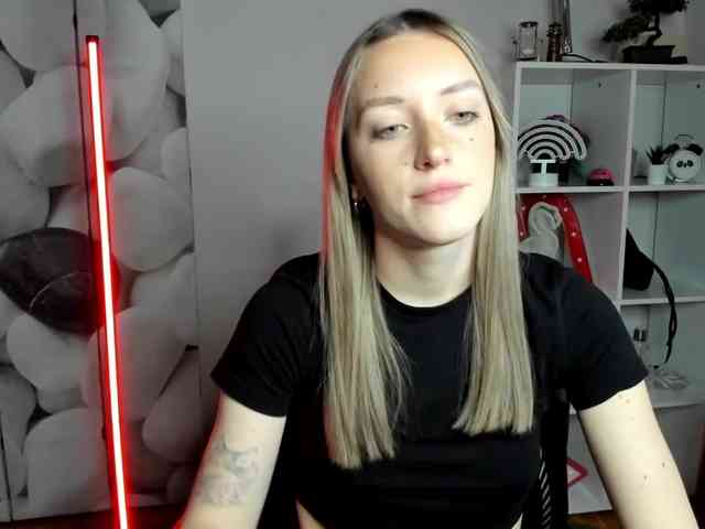 EvelynBlond26 webcam