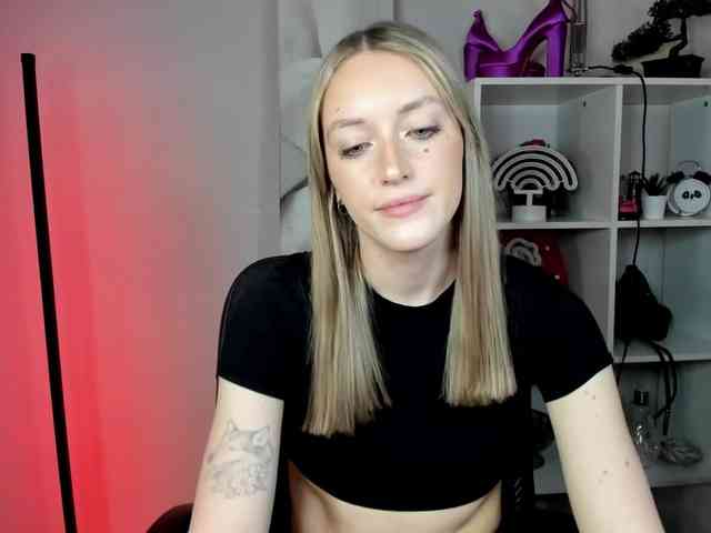 EvelynBlond26 webcam