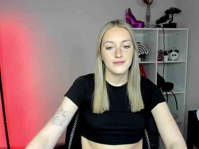 EvelynBlond26 webcam