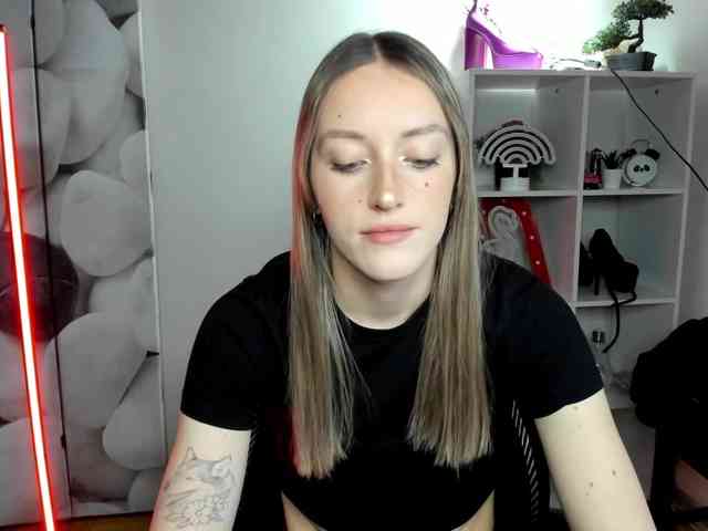 EvelynBlond26 webcam
