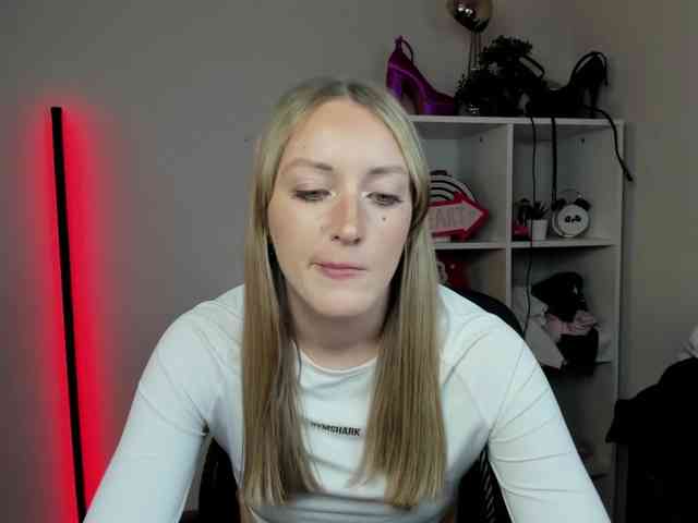 EvelynBlond26 webcam