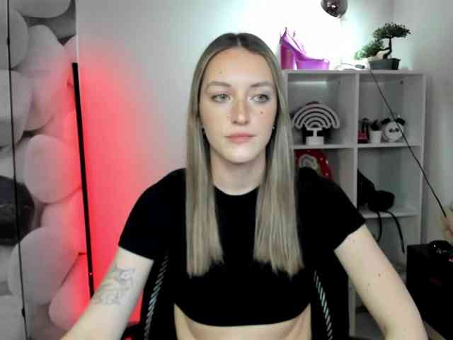 EvelynBlond26 webcam