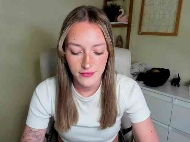 EvelynBlond26 webcam