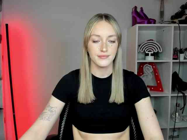 EvelynBlond26 webcam
