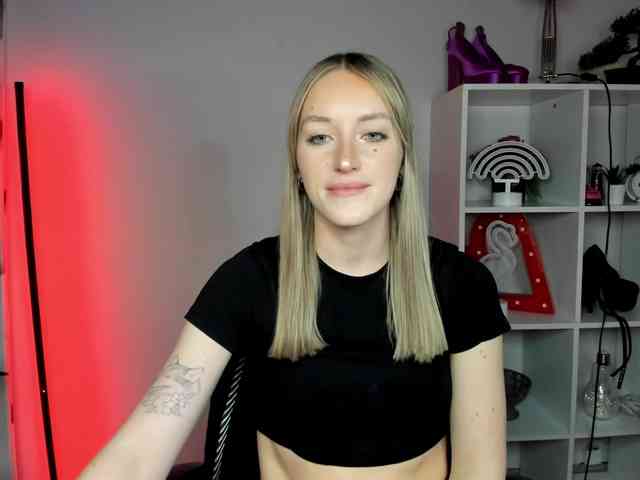 EvelynBlond26 webcam