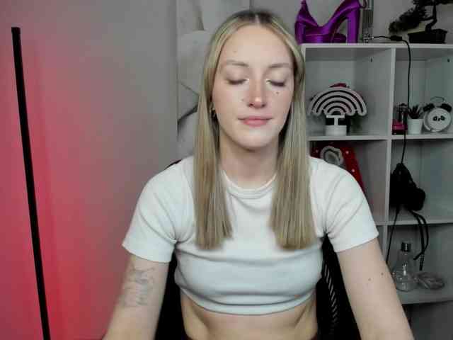 EvelynBlond26 webcam