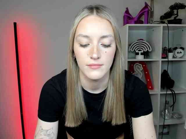 EvelynBlond26 webcam