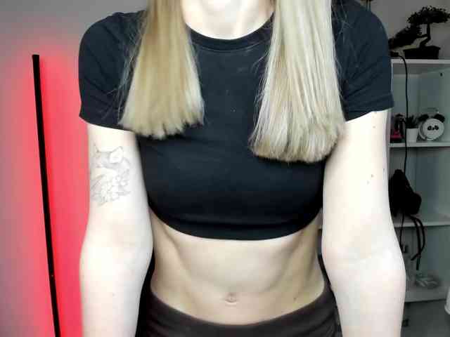 EvelynBlond26 webcam