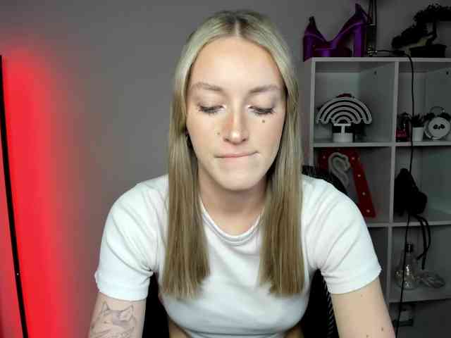 EvelynBlond26 webcam
