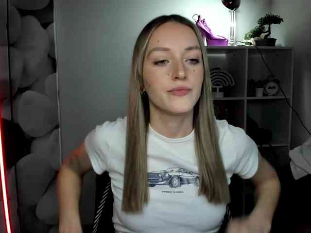 EvelynBlond26 webcam