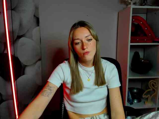 EvelynBlond26 webcam